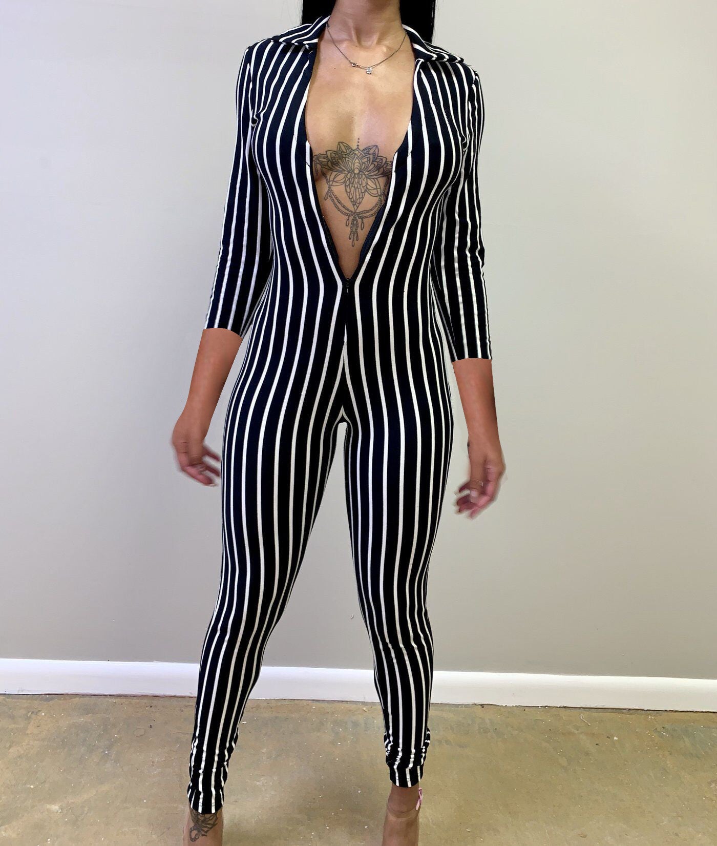 Striped short-sleeved zipper hips jumpsuit