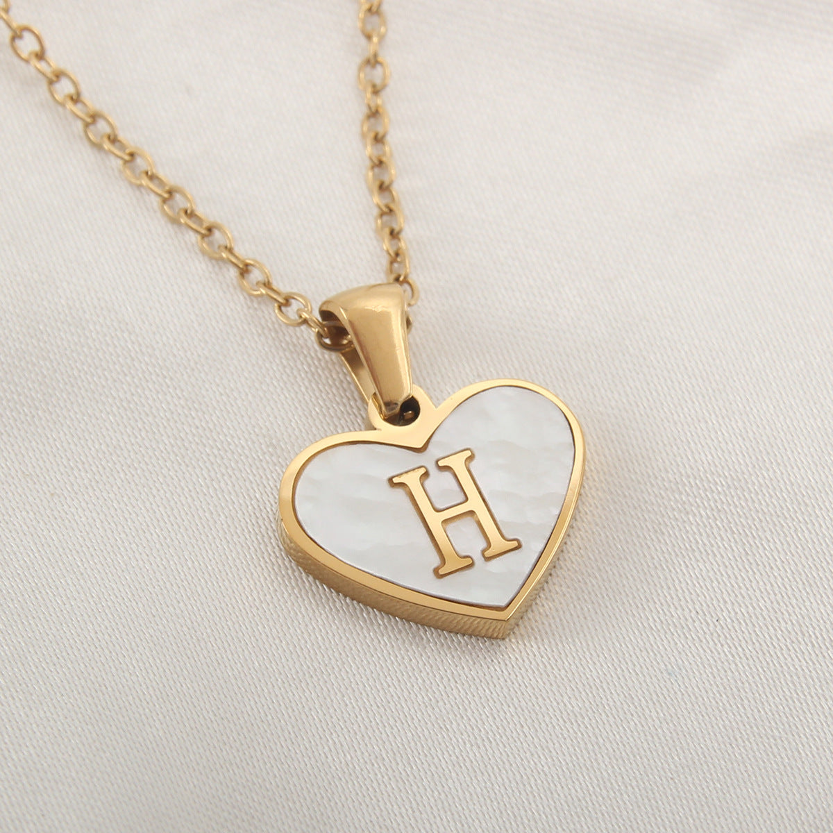 26 Letter Heart-shaped Necklace White Shell Love Clavicle Chain Fashion Personalized Necklace